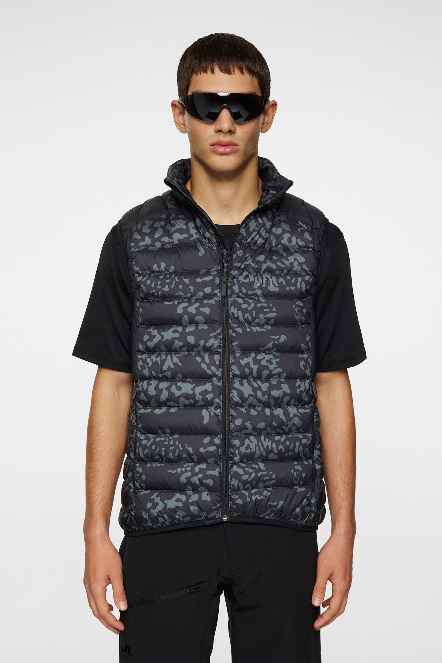 Oden Light Down Vest Print in Snake Rock Asphalt M by J.Lindeberg