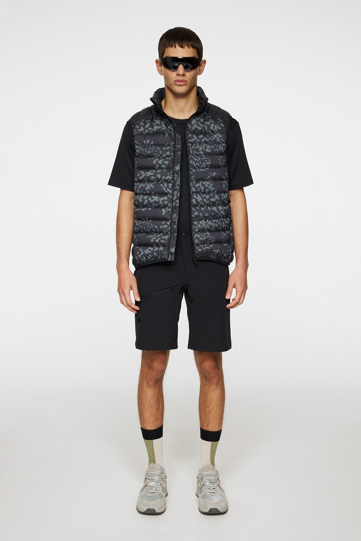 Oden Light Down Vest Print in Snake Rock Asphalt M by J.Lindeberg