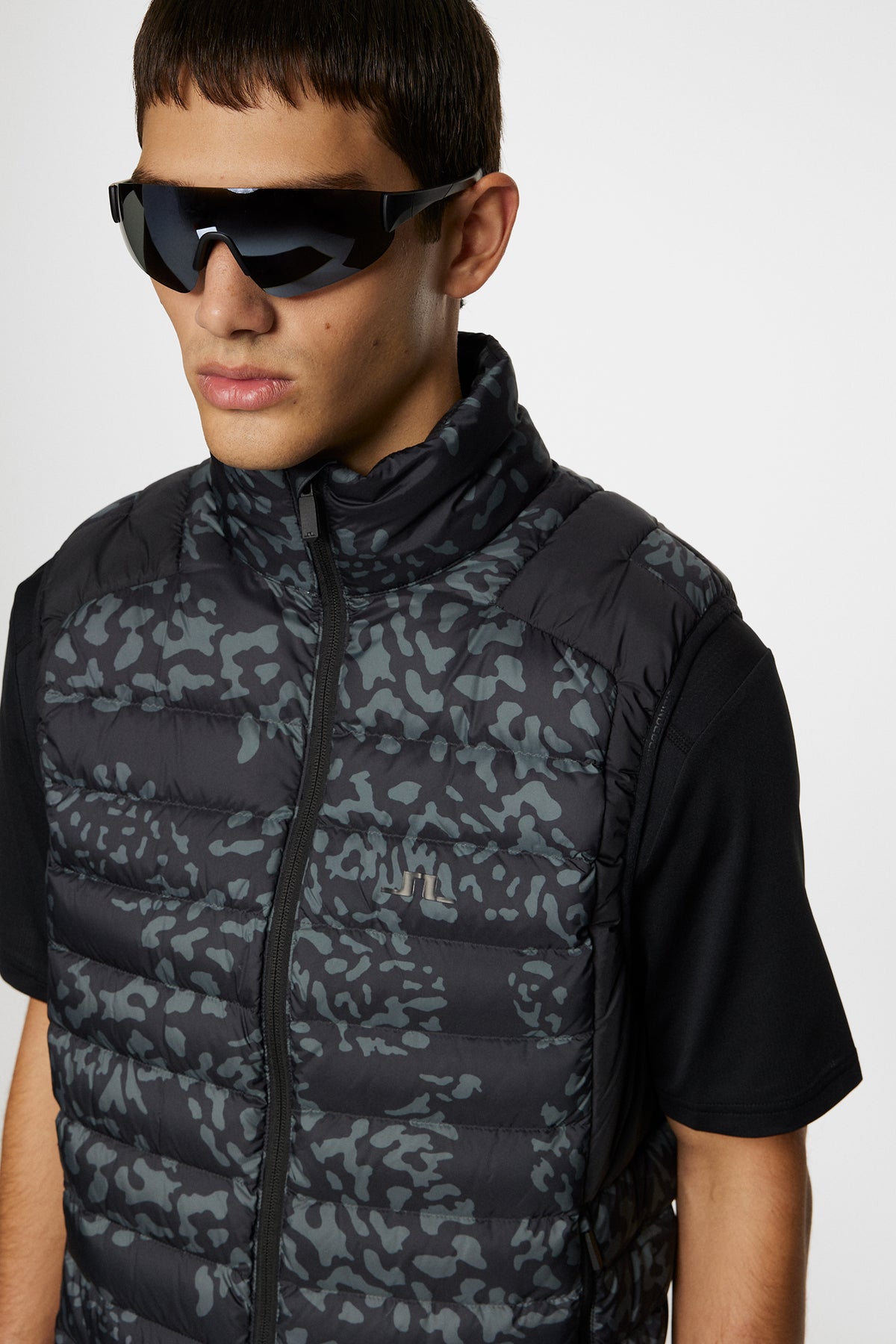 Oden Light Down Vest Print in Snake Rock Asphalt M by J.Lindeberg