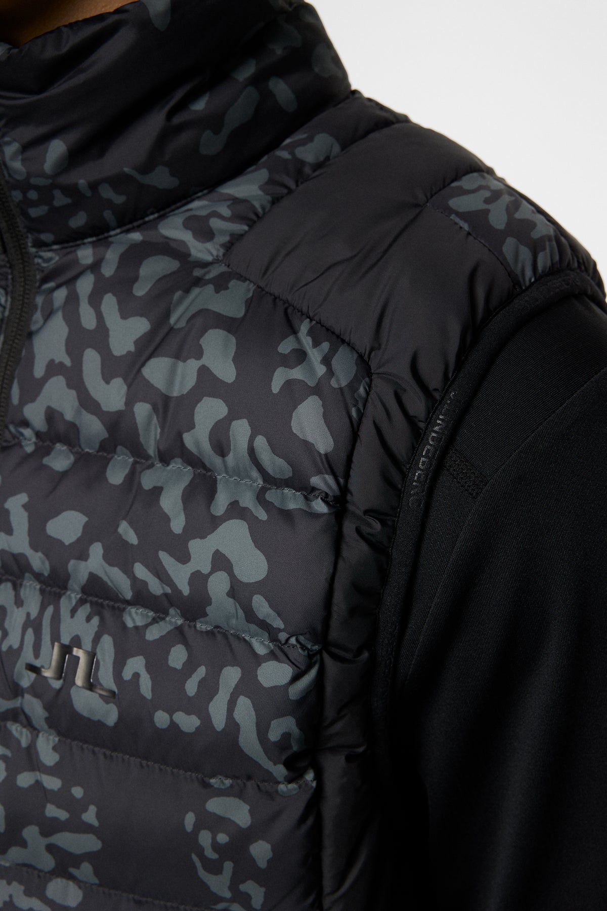 Oden Light Down Vest Print in Snake Rock Asphalt M by J.Lindeberg