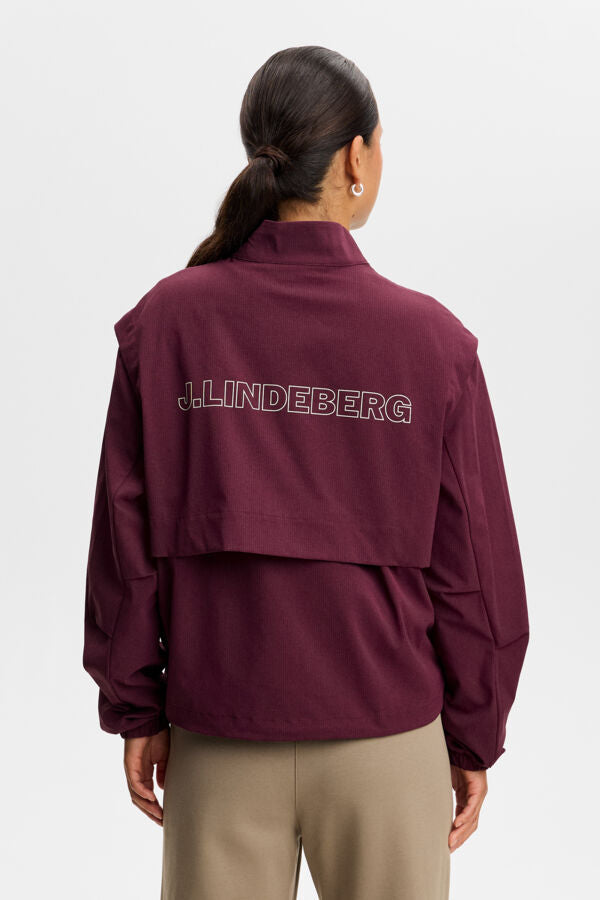 Clara Jacket in Winetasting, back view showing the back vent with J.LINDEBERG print.