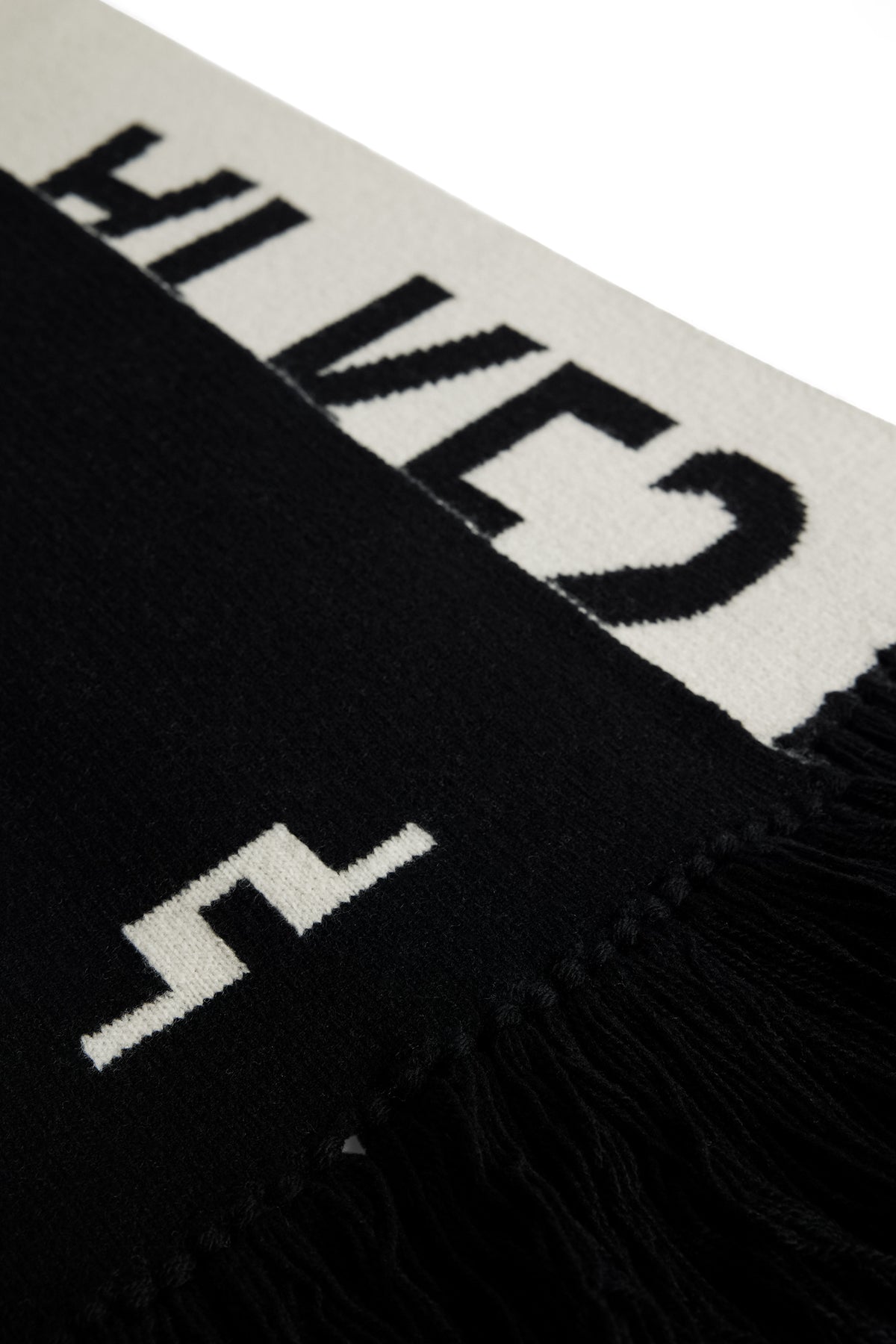Jasper Scarf in Black by J.Lindeberg