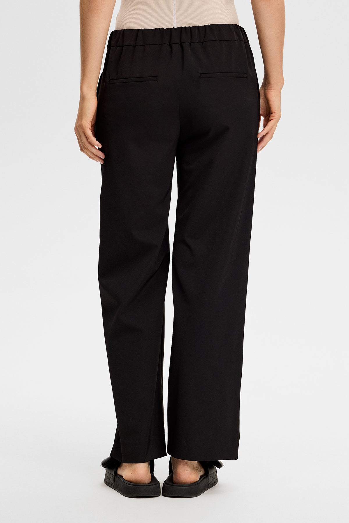 Anja Pant in Black by J.Lindeberg