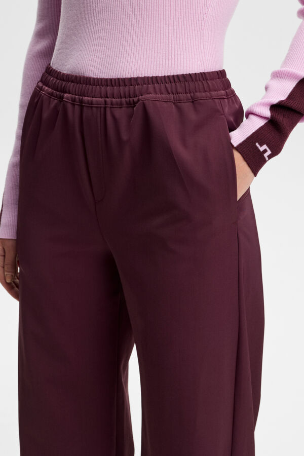 Close-up of the Anja Pant in Winetasting showing the elastic waistband and side pocket.