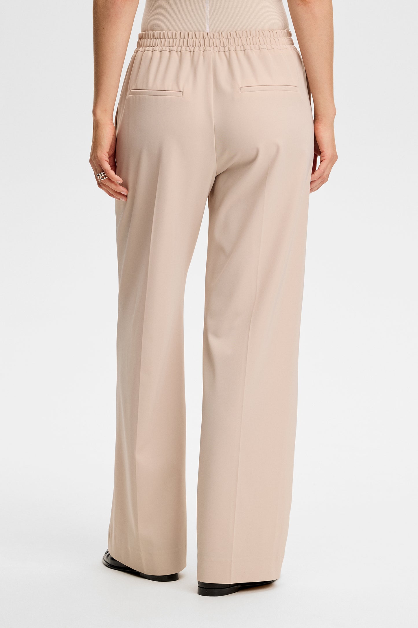 Anja Pant in Moonbeam by J.Lindeberg