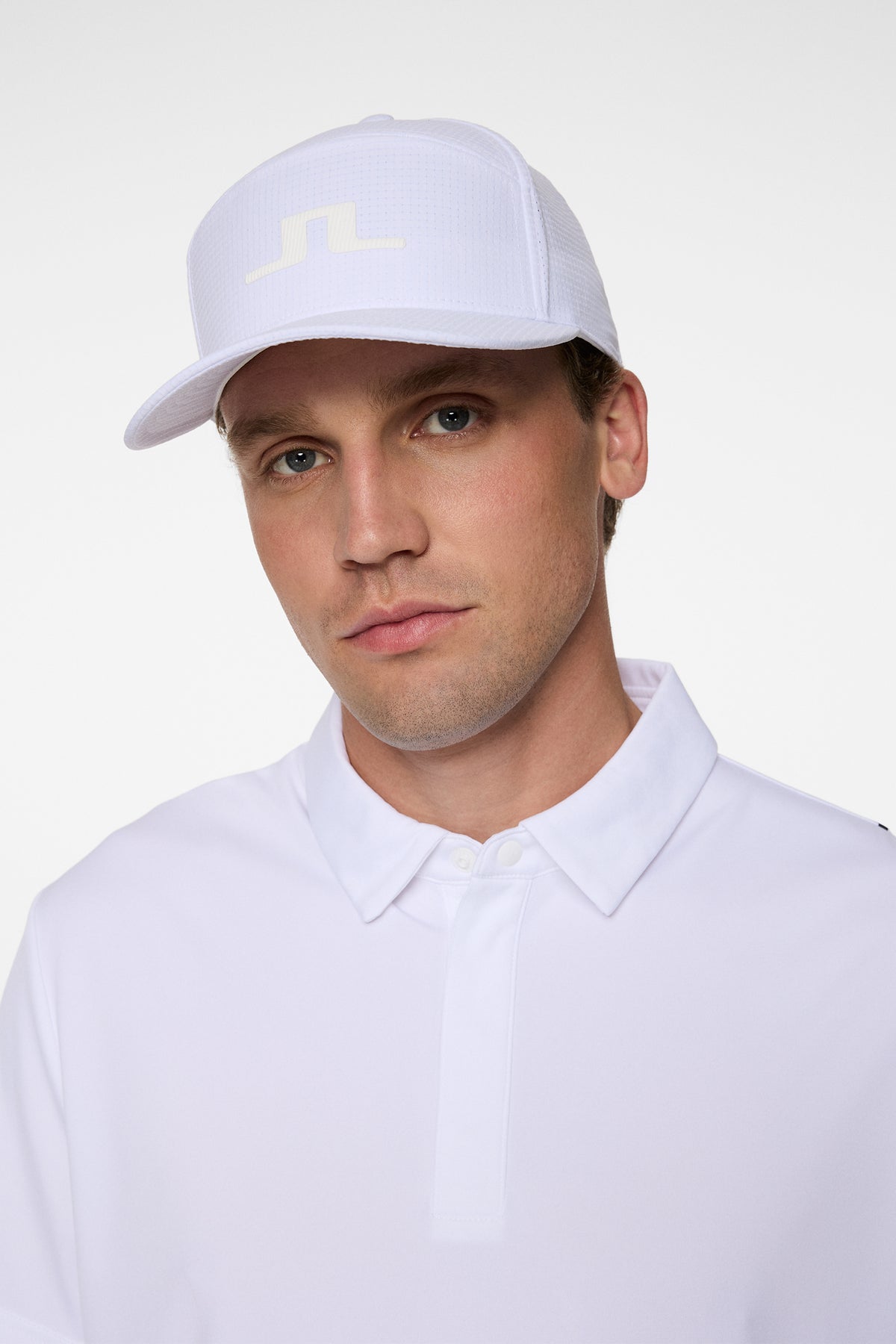 Split cap in White by J.Lindeberg