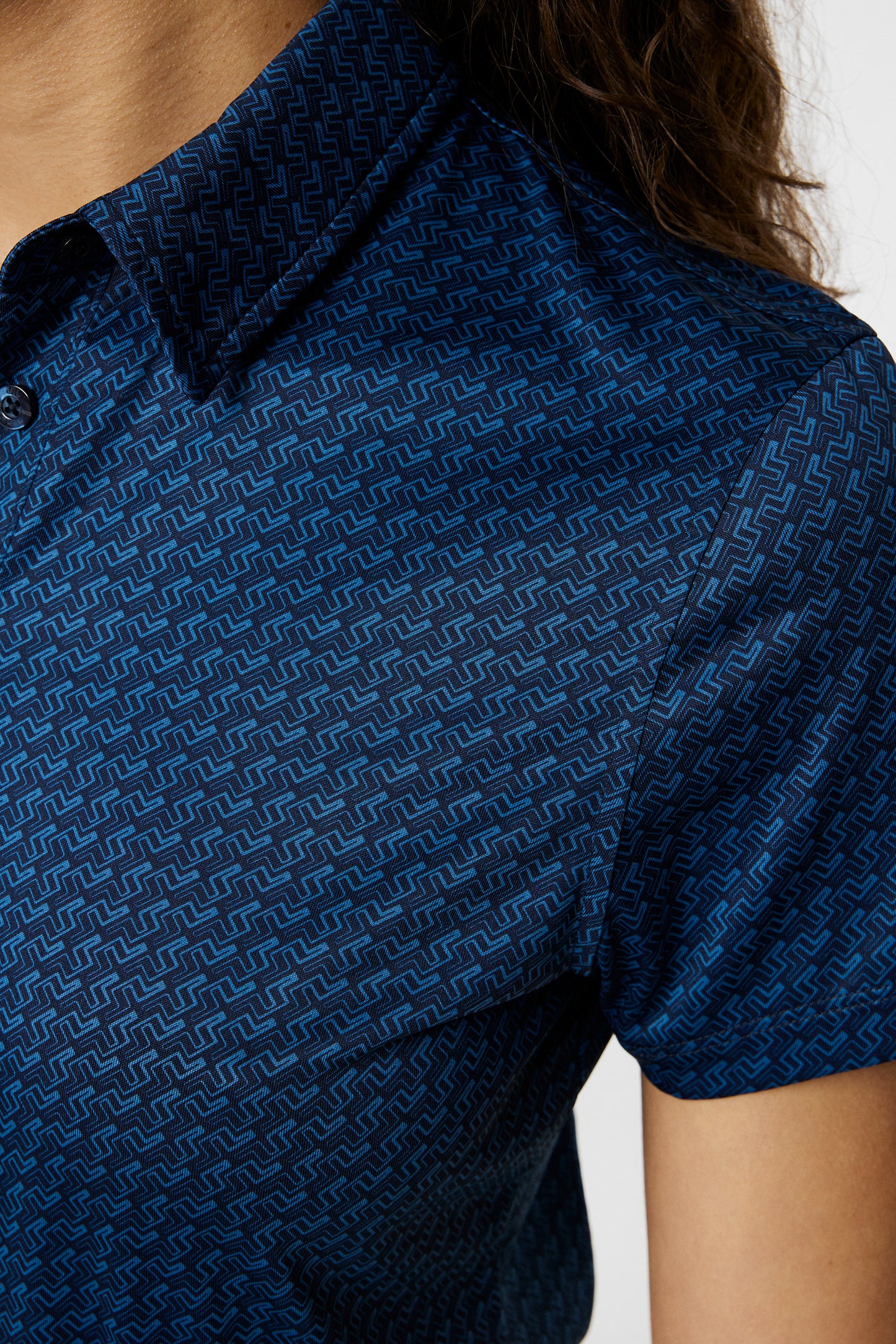 Caitlyn Polo in Shadow Bridge Navy S by J.Lindeberg